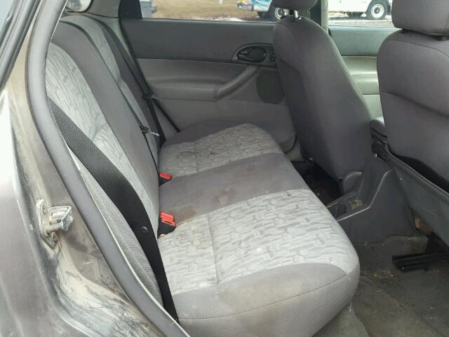 1FAFP34N45W292663 - 2005 FORD FOCUS ZX4 GRAY photo 6