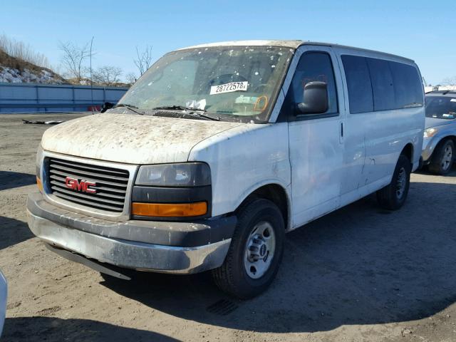 1GJGG25K281235319 - 2008 GMC SAVANA G25 WHITE photo 2