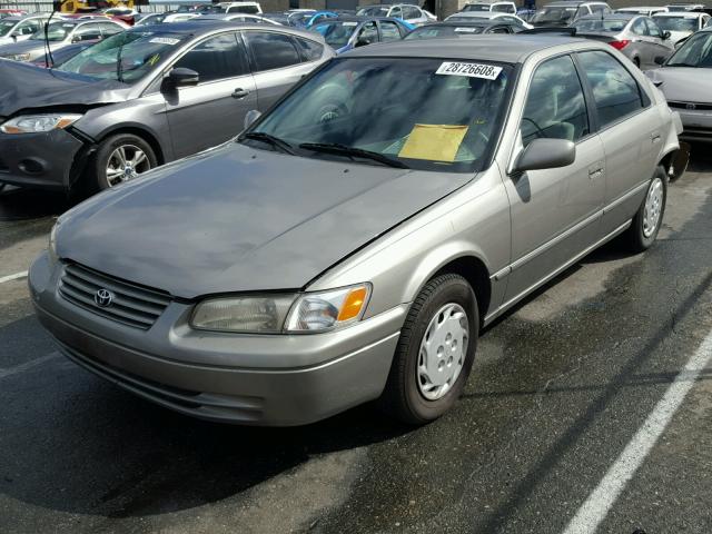 JT2BG22K6W0260533 - 1998 TOYOTA CAMRY CE TAN photo 2