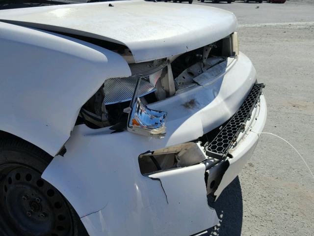 JTLKT334650189877 - 2005 TOYOTA SCION XB WHITE photo 9