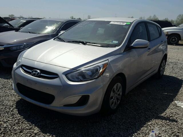 KMHCT5AE9HU339285 - 2017 HYUNDAI ACCENT SE SILVER photo 2