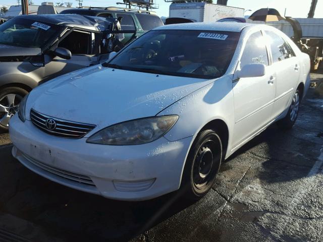 4T1BE32K05U416989 - 2005 TOYOTA CAMRY LE WHITE photo 2