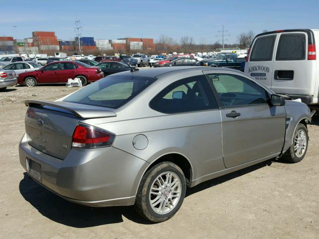 1FAHP33N38W247227 - 2008 FORD FOCUS SE SILVER photo 4