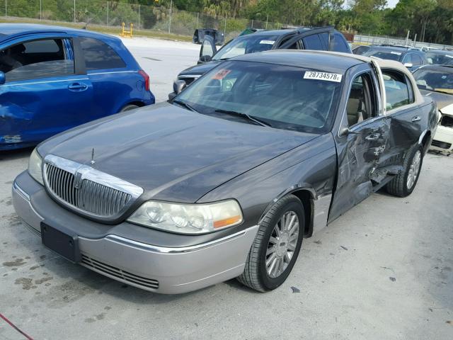 1LNHM82W03Y656370 - 2003 LINCOLN TOWN CAR S TWO TONE photo 2