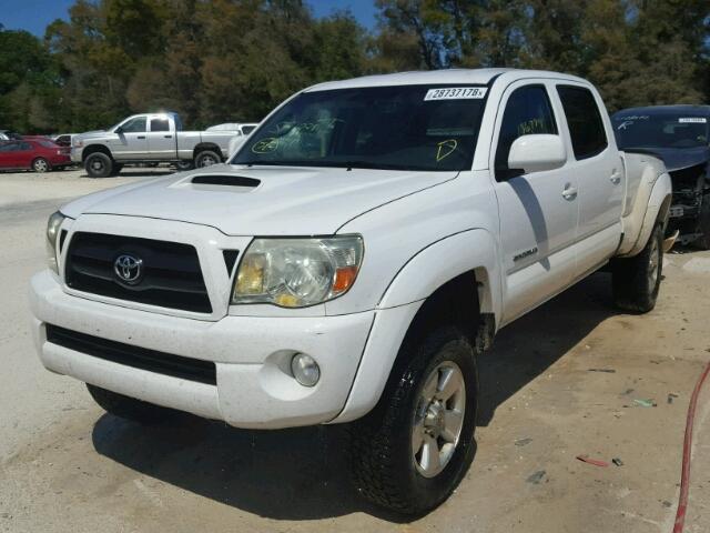 5TEMU52N87Z378881 - 2007 TOYOTA TACOMA DOU WHITE photo 2