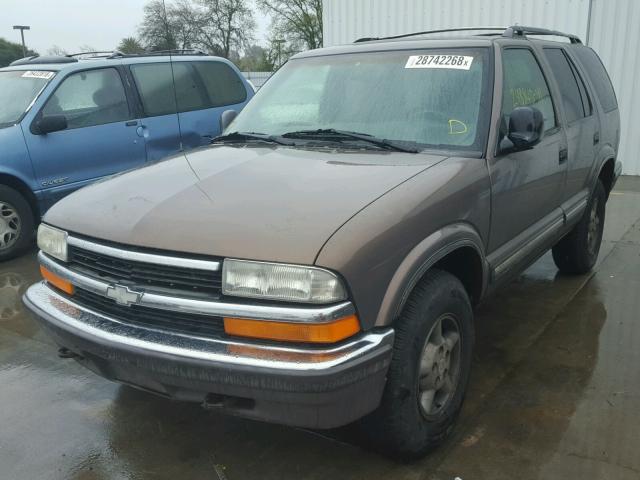 1GNDT13W1W2298514 - 1998 CHEVROLET BLAZER BROWN photo 2