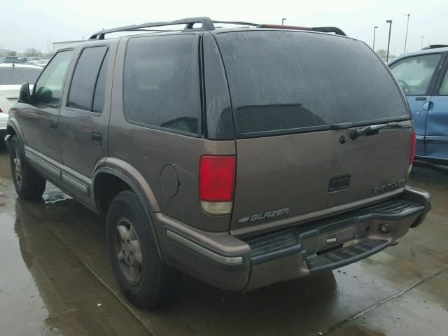 1GNDT13W1W2298514 - 1998 CHEVROLET BLAZER BROWN photo 3