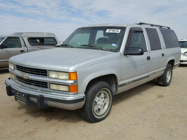 1GNEC16K6RJ399328 - 1994 CHEVROLET SUBURBAN C SILVER photo 2