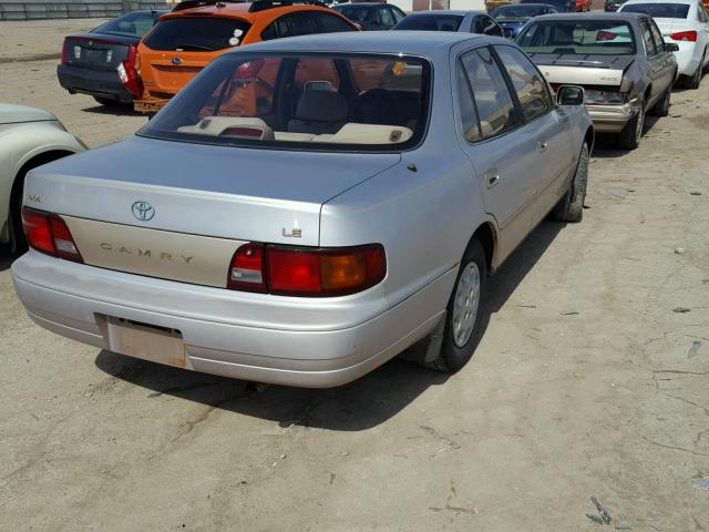 4T1SK12EXSU510509 - 1995 TOYOTA CAMRY LE SILVER photo 4