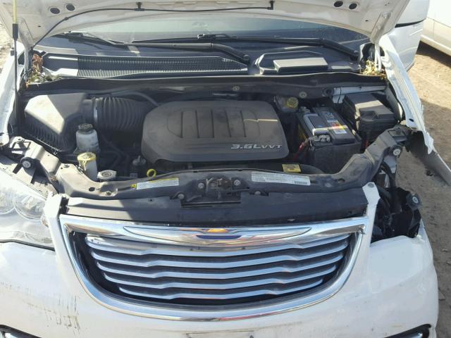 2A4RR5DG6BR735375 - 2011 CHRYSLER TOWN & COU WHITE photo 7