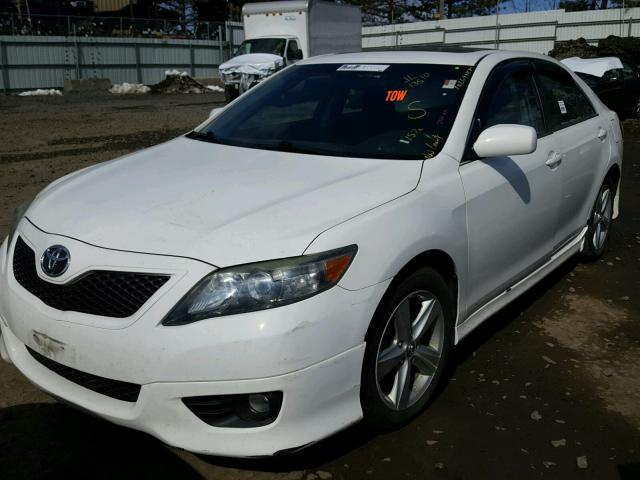 4T1BF3EK0BU755028 - 2011 TOYOTA CAMRY BASE WHITE photo 2