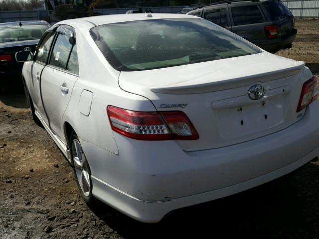 4T1BF3EK0BU755028 - 2011 TOYOTA CAMRY BASE WHITE photo 3