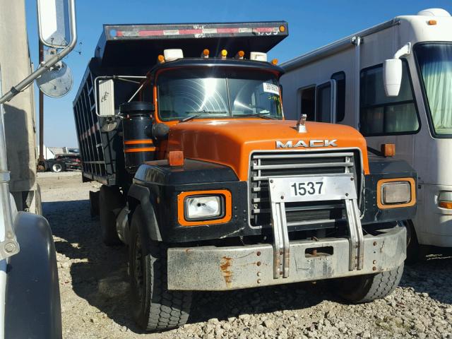 1M2P267C82M063690 - 2002 MACK 600 RD600 TWO TONE photo 1