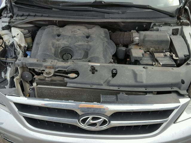 KNDMC233286047646 - 2008 HYUNDAI ENTOURAGE SILVER photo 7