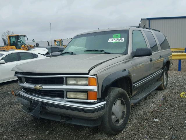 1GNFK16R0WJ333521 - 1998 CHEVROLET SUBURBAN K TAN photo 2