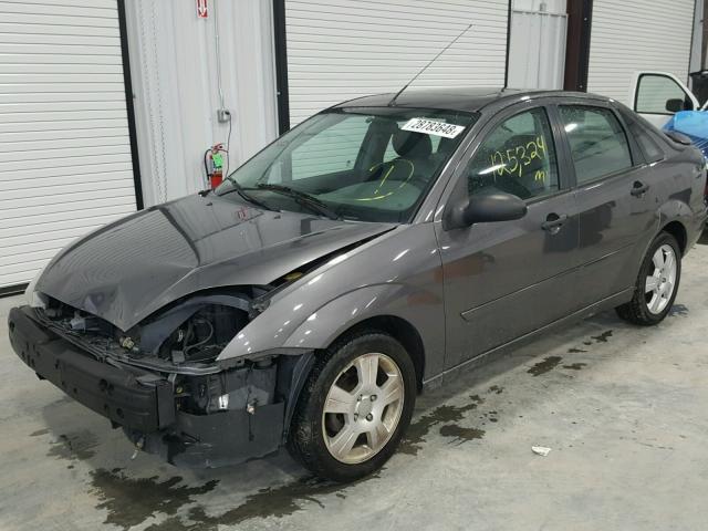 1FAFP38Z24W158438 - 2004 FORD FOCUS ZTS GRAY photo 2