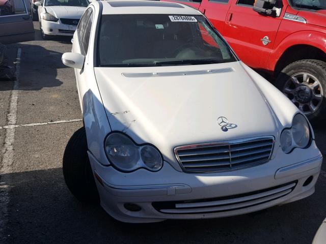 WDBRF81J45F566239 - 2005 MERCEDES-BENZ C 240 4MAT WHITE photo 1