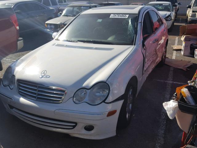 WDBRF81J45F566239 - 2005 MERCEDES-BENZ C 240 4MAT WHITE photo 2