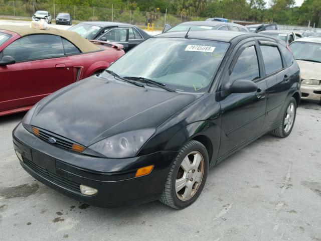 3FAFP37314R102653 - 2004 FORD FOCUS ZX5 BLACK photo 2