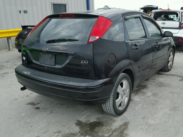 3FAFP37314R102653 - 2004 FORD FOCUS ZX5 BLACK photo 4