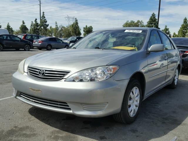 4T1BE32K35U505052 - 2005 TOYOTA CAMRY LE GRAY photo 2