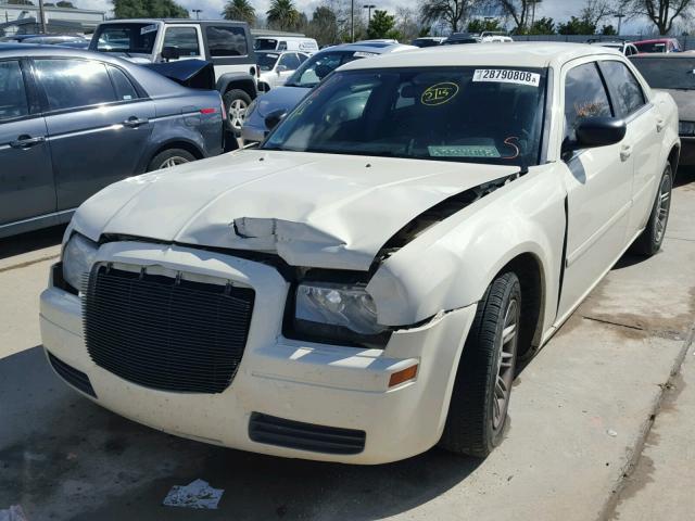 2C3JA43R95H586269 - 2005 CHRYSLER 300 CREAM photo 2