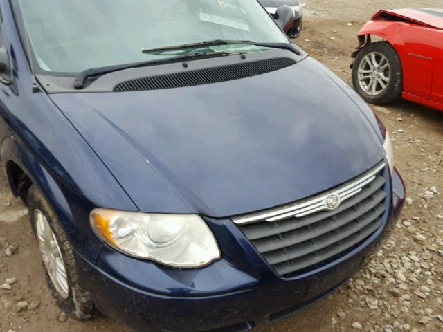 2C4GP54L75R278208 - 2005 CHRYSLER TOWN & COU BLUE photo 9