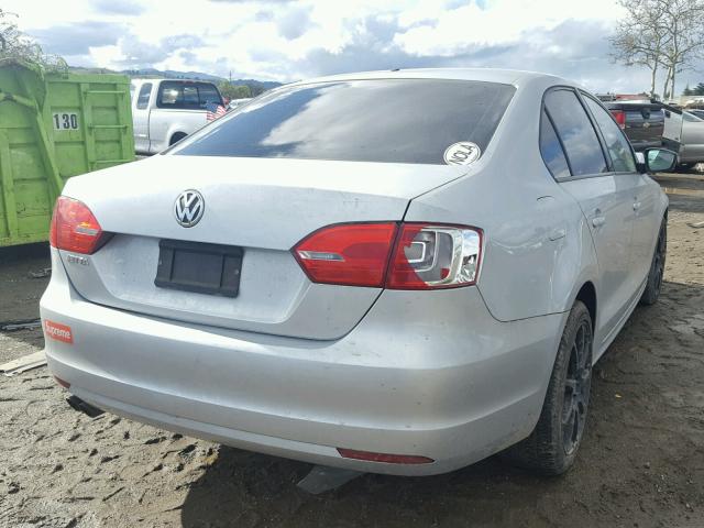 3VW1K7AJ8CM312046 - 2012 VOLKSWAGEN JETTA BASE 银色 照片 4