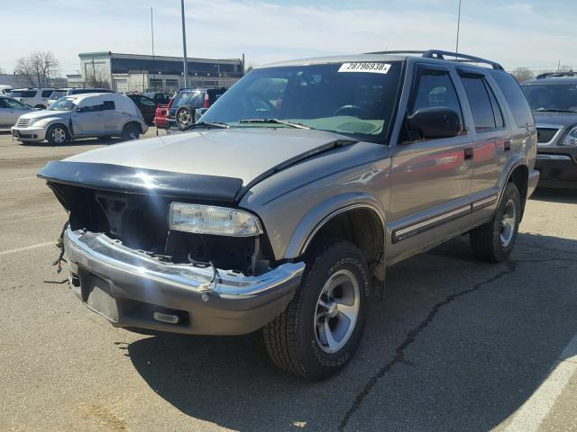 1GNCS13W11K252429 - 2001 CHEVROLET BLAZER GOLD photo 2