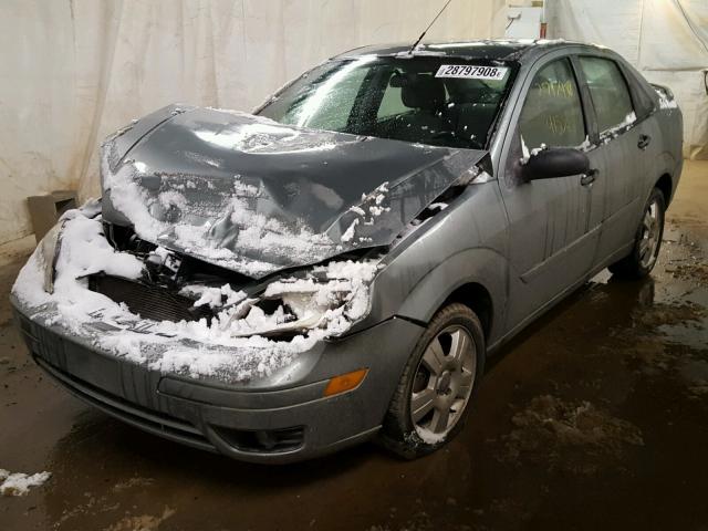 1FAFP34N06W130563 - 2006 FORD FOCUS ZX4 GRAY photo 2