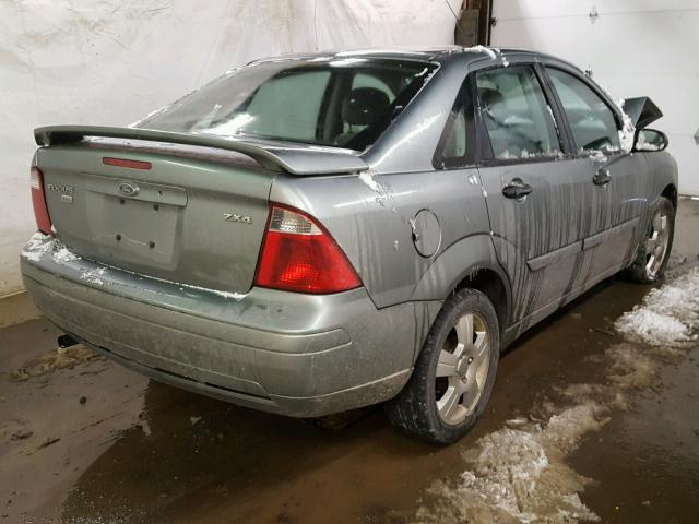 1FAFP34N06W130563 - 2006 FORD FOCUS ZX4 GRAY photo 4