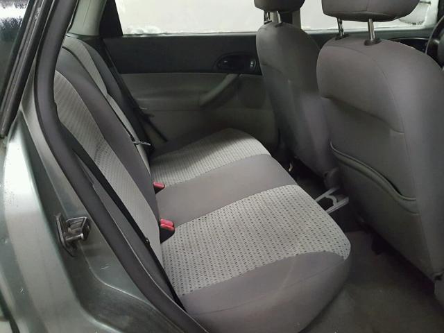 1FAFP34N06W130563 - 2006 FORD FOCUS ZX4 GRAY photo 6