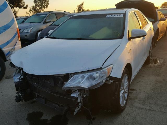 4T1BD1FK8CU003460 - 2012 TOYOTA CAMRY HYBR WHITE photo 2