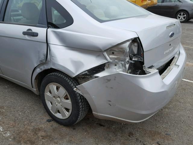 1FAHP34N69W131567 - 2009 FORD FOCUS S SILVER photo 9