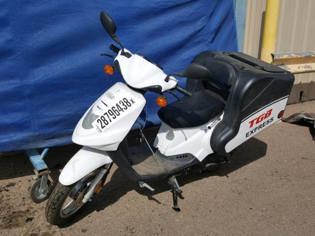 RFCTKAB16HY722717 - 2017 TGB SCOOTER WHITE photo 2