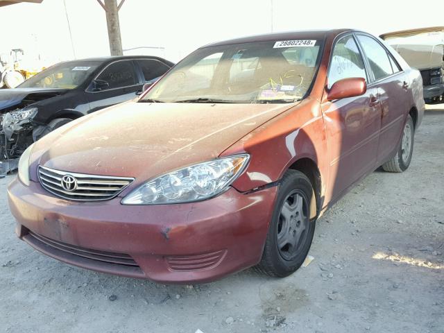 4T1BE32K65U388504 - 2005 TOYOTA CAMRY LE RED photo 2