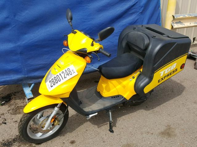 RFCTKAB17HY719874 - 2017 TGB SCOOTER YELLOW photo 2
