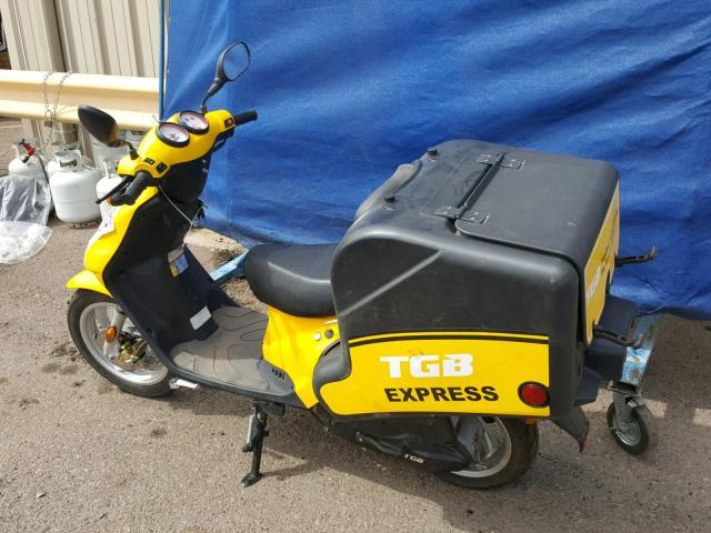 RFCTKAB17HY719874 - 2017 TGB SCOOTER YELLOW photo 3