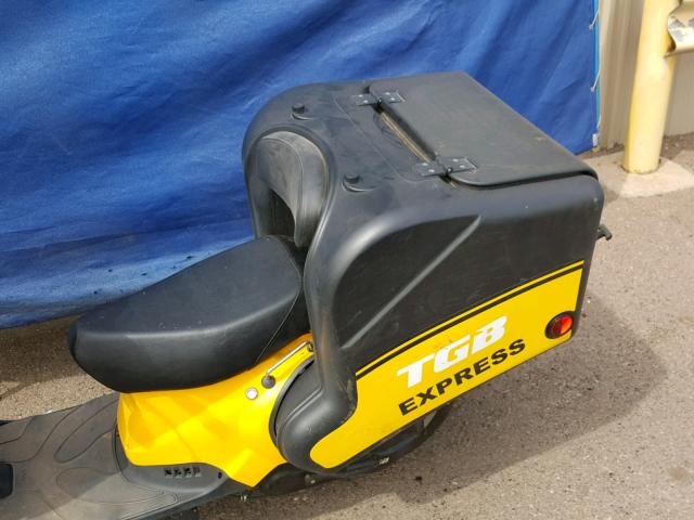 RFCTKAB17HY719874 - 2017 TGB SCOOTER YELLOW photo 9