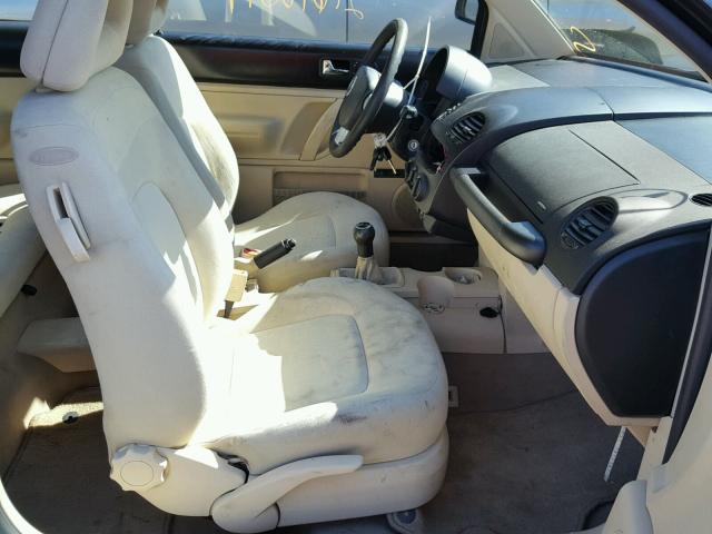 3VWBB61C9WM028834 - 1998 VOLKSWAGEN NEW BEETLE 黑色 照片 5