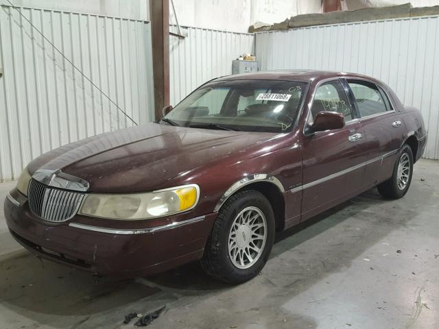 1LNHM82W5YY938687 - 2000 LINCOLN TOWN CAR S BURGUNDY photo 2