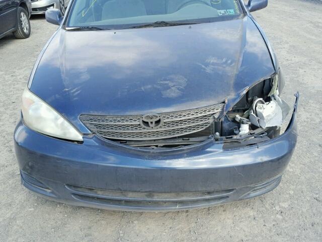 4T1BE32K12U537171 - 2002 TOYOTA CAMRY LE BLUE photo 9