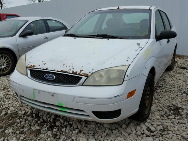 1FAHP34N96W140517 - 2006 FORD FOCUS ZX4 WHITE photo 2