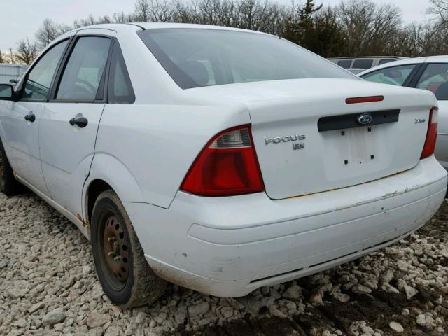 1FAHP34N96W140517 - 2006 FORD FOCUS ZX4 WHITE photo 3