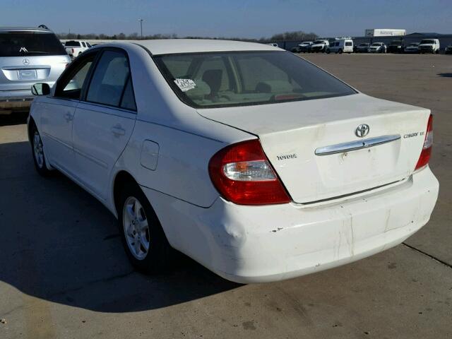 JTDBE32K420042815 - 2002 TOYOTA CAMRY LE WHITE photo 3