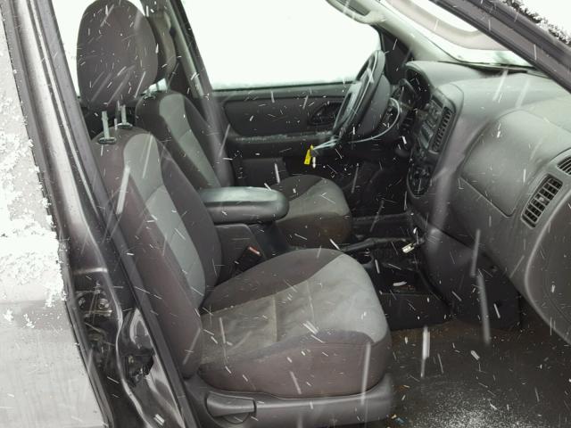 1FMYU921X4DA06335 - 2004 FORD ESCAPE XLS GRAY photo 5