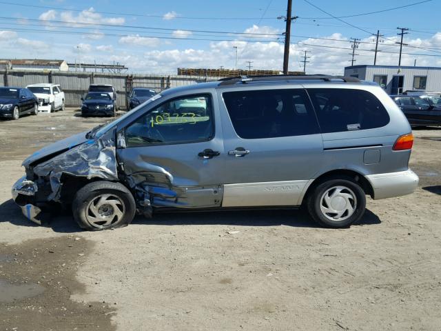 4T3ZF13C1WU053893 - 1998 TOYOTA SIENNA LE GRAY photo 10