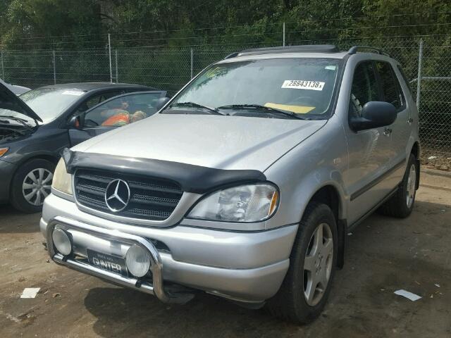 4JGAB54E3XA137242 - 1999 MERCEDES-BENZ ML 320 SILVER photo 2