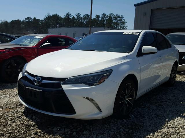 4T1BK1FK4FU557136 - 2015 TOYOTA CAMRY XSE WHITE photo 2