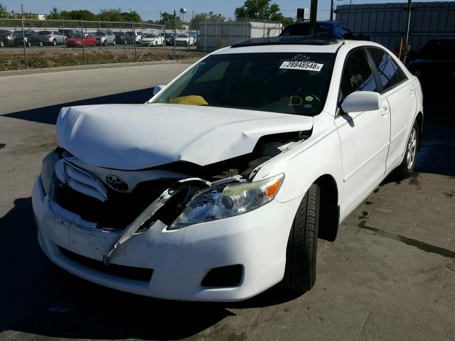 4T1BF3EK1BU592843 - 2011 TOYOTA CAMRY BASE WHITE photo 2